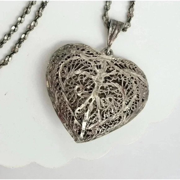Sterling Silver Heart Shaped FIligree Style Cutout Vintage Pendant Necklace 30" - Picture 1 of 8